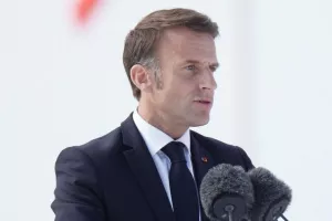 Σε πολιτική κρίση η Γαλλία: Ο Μακρόν δεν ορίζει πρωθυπουργό από τους νικητές