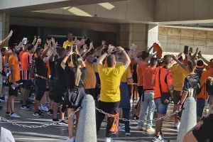 (ΦΩΤΟΣ kerkida) Δίνουν ρυθμό... από ξενοδοχείο προς γήπεδο