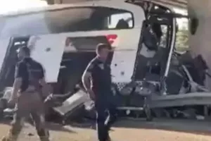 Σοκαριστικό τροχαίο: Οδηγός αποκοιμήθηκε και λεωφορείο έπεσε σε γέφυρα - 9 νεκροί