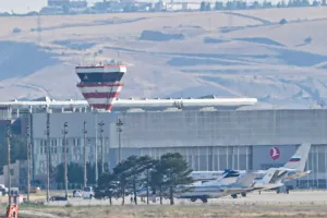 Ολοκληρώθηκε η μεγαλύτερη ανταλλαγή κρατουμένων μεταξύ Ρωσίας και Δύσης μετά τον Ψυχρό Πόλεμο