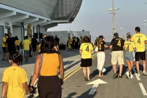 (Φώτος kerkida) Μαζεύεται κόσμος στην μπουτίκ 