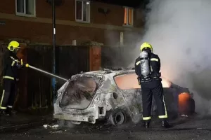 Ξεχειλίζει η οργή μετά τις φονικές επιθέσεις στη Βρετανία: Διαδηλώσεις, εμπρησμοί και συλλήψεις