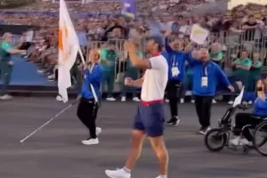 Η σημαιοφόρος Καρολίνα, στην τελετή έναρξης (φώτος)