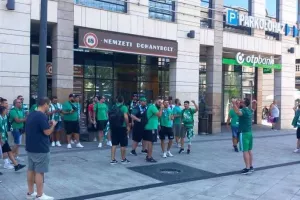 (Φώτος Kerkida) “Πρασίνισε” η πλατεία Blaha Lujza