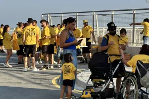 (Φώτος kerkida) Μαζεύεται κόσμος στην μπουτίκ 