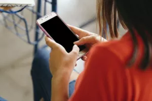 Με πόσες ημέρες αποβολή κινδυνεύουν οι μαθητές αν βγάλουν το κινητό από την τσάντα