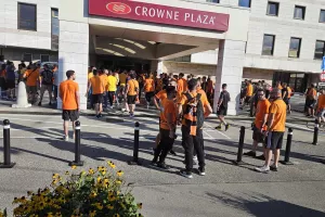 (ΦΩΤΟΣ kerkida) Δίνουν ρυθμό... από ξενοδοχείο προς γήπεδο