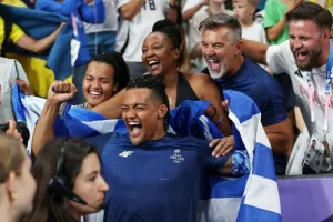 Συγκινητική ανάρτηση του πατέρα Καραλή: «Παιδί μου νικήσαμε-Τον ρατσισμό και την άβυσσο που παραλίγο να μας καταπιεί»