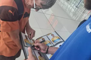 Θαυμασμός και στο εξωτερικό/Αυτόγραφα οι παίκτες του ΑΠΟΕΛ (φώτος)
