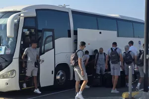 Πετάει… η αποστολή της Πάφου (Φώτος-Bίντεο kerkida)  