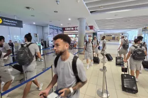 Πετάει… η αποστολή της Πάφου (Φώτος-Bίντεο kerkida)  