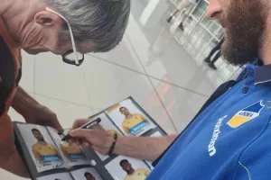 Θαυμασμός και στο εξωτερικό/Αυτόγραφα οι παίκτες του ΑΠΟΕΛ (φώτος)