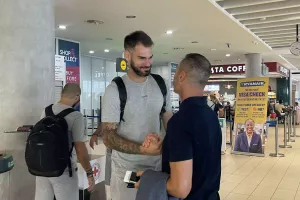 Η άφιξη της Πάφου στο αεροδρόμιο (Φώτος/Βίντεο)