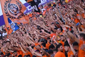 Έφθασαν τις 15,500-Sold Out το κάτω διάζωμα δυτικής