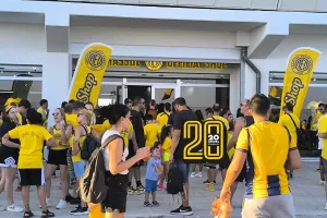 Αρκετός κόσμος στη μπουτίκ της ΑΕΛ