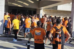 (ΦΩΤΟΣ kerkida) Δίνουν ρυθμό... από ξενοδοχείο προς γήπεδο