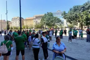 (Φώτος Kerkida) “Πρασίνισε” η πλατεία Blaha Lujza
