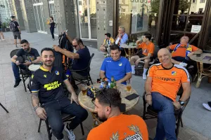 ΑΠΟΕΛίστες/ Τραγούδι... στην Πλατεία Hlavne!