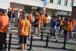 (ΦΩΤΟΣ kerkida) Δίνουν ρυθμό... από ξενοδοχείο προς γήπεδο