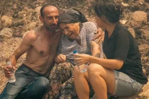 Μεγαλώνει η φωτιά στη Σμύρνη, καίγονται περιουσίες
