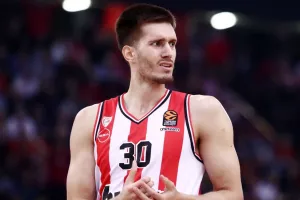 "Ερυθρός Αστέρας και Ολυμπιακός συμφώνησαν για Πετρούσεβ"