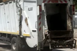 44χρονη κατήγγειλε ότι την βίασε συνάδελφός της σε απορριμματοφόρο
