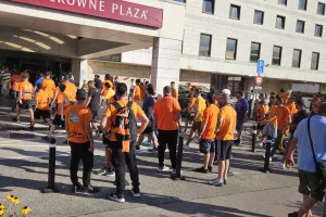 (ΦΩΤΟΣ kerkida) Δίνουν ρυθμό... από ξενοδοχείο προς γήπεδο