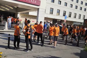 (ΦΩΤΟΣ kerkida) Δίνουν ρυθμό... από ξενοδοχείο προς γήπεδο
