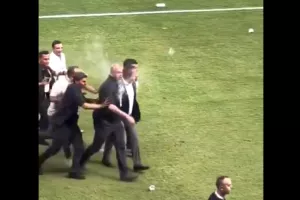 Επίθεση με αντικείμενα στο πρόσωπο του προέδρου της Φενέρμπαχτσε! (vid)