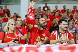 (ΦΩΤΟΣ) Ο κόσμος στο Άρης-Ολυμπιακός Πειραιώς