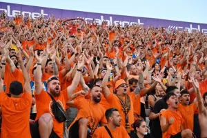 ΑΠΟΕΛ-Σλόβαν: Χάθηκε το Ch.L, φουλ για Europa League! (Φώτος)