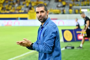 Τρίβει τα χέρια του 