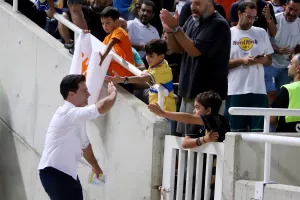 Η... υποδοχή στον Ντομίνγκεζ (φώτος)