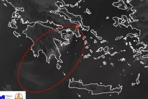 Φωτιά στην Αττική: O καπνός από την πυρκαγιά έχει ήδη διανύσει 300 χιλιόμετρα