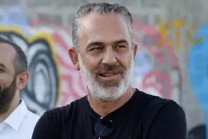 Παίρνει μικρόφωνο ο πρόεδρος… 