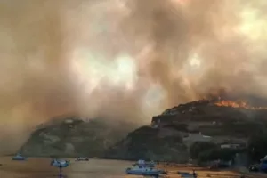 Καλύτερη η εικόνα της μεγάλης φωτιάς στους Φούρνους Ικαρίας – Δεν υπάρχει ενεργό μέτωπο παρά μόνο διάσπαρτες εστίες