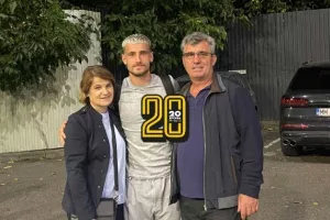 Πόζα με τους γονείς του 