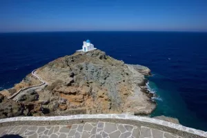 Το εκκλησάκι στη Σίφνο και οι Επτά Μάρτυρες που κοιμήθηκαν και ξύπνησαν μετά από 200 χρόνια!
