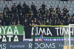 Με 800 στο πλευρό της 