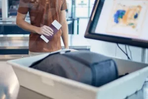 Τι αλλάζει στα ευρωπαϊκά αεροδρόμια από την 1η Σεπτεμβρίου – Νέος κανόνας για τα υγρά στις χειραποσκευές