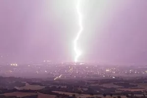 Εντυπωσιακή φωτογραφία από πτώση κεραυνού στη Θεσσαλονίκη