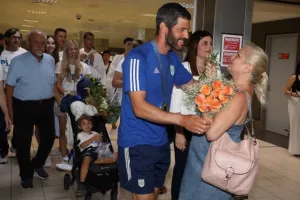 (Φωτορεπορτάζ) Η αποθεωτική υποδοχή στον Κοντίδη!