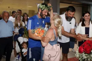(Φωτορεπορτάζ) Η αποθεωτική υποδοχή στον Κοντίδη!