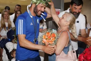 (Φωτορεπορτάζ) Η αποθεωτική υποδοχή στον Κοντίδη!