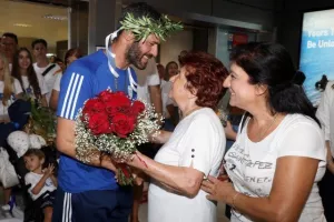 (Φωτορεπορτάζ) Η αποθεωτική υποδοχή στον Κοντίδη!