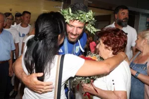 (Φωτορεπορτάζ) Η αποθεωτική υποδοχή στον Κοντίδη!