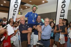 (Φωτορεπορτάζ) Η αποθεωτική υποδοχή στον Κοντίδη!