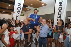 (Φωτορεπορτάζ) Η αποθεωτική υποδοχή στον Κοντίδη!