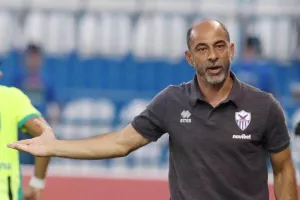 Οκκάς/Περιμένει να δει… 
