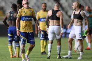 ΑΠΟΕΛ-Σλόβαν: Χάθηκε το Ch.L, φουλ για Europa League! (Φώτος)